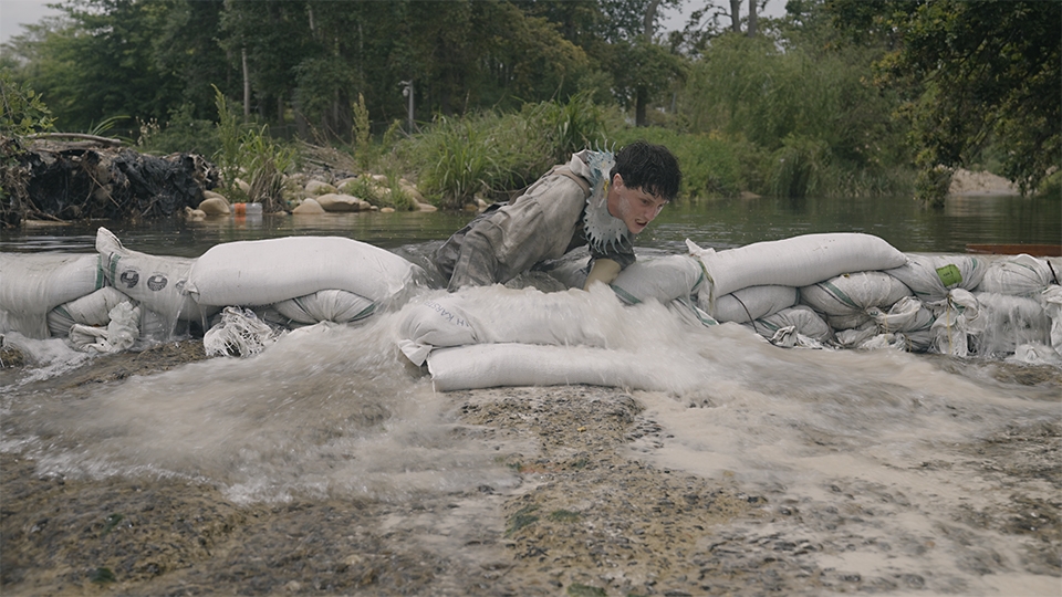 https://abrideswardt.com/files/gimgs/th-81_Stills from Abri de Swardt, Kammakamma (2022-2024), Synchronised two-channel projection, configurable screens, sand from Macassar Dunes, and costumes, 16’54 min.jpg